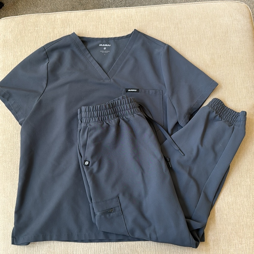 Jaanuu scrub set